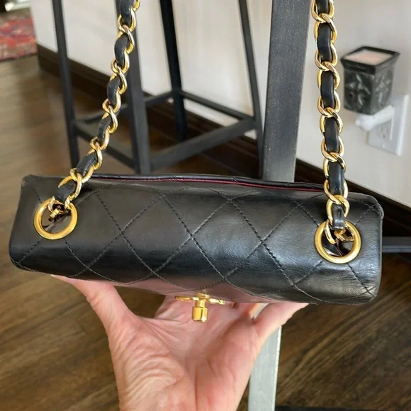 🥂🌟HOST PICK🥂🌟Absolutely Stunning Vintage Lambskin Chanel Crossbody Bag - Picture 8 of 15